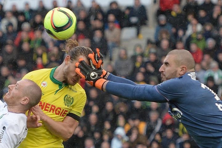 Le milieu nantais Guillaume Gillet et le gardien stéphanois Stéphane Ruffier à la lutte sur un ballon aérien, lors du match Nantes-Saint-Etienne, le 10 janvier 2016.&nbsp; (JEAN-SEBASTIEN EVRARD / AFP)