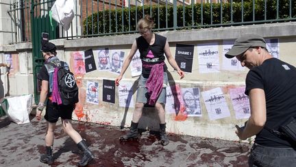 Des militants de l'association Act Up d&eacute;versent du faux sang devant la fondation J&eacute;r&ocirc;me-Lejeune, le 4 ao&ucirc;t 2013 &agrave; Paris. (BERTRAND GUAY / AFP)