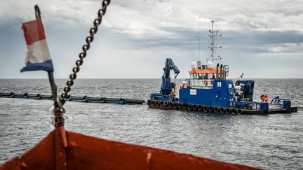 Le premier prototype du projet&nbsp;"The Ocean Cleanup" est mis à l'eau au large de La Haye (Pays-Bas), le 23 juin 2016. (REMKO DE WAAL / ANP MAG / AFP)