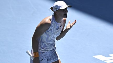 La Polonaise, numéro un mondiale, Iga Swiatek, a été éliminée par la Kazakhstanaise Elena Rybakina lors des huitièmes de finale de l'Open d'Australie, le 22 janvier 2023. (ANTHONY WALLACE / AFP)