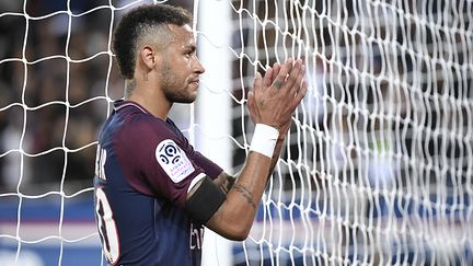 Un brassard noir porté par un joueur de Ligue 1 (BERTRAND GUAY / AFP)