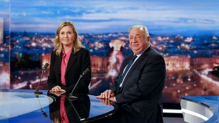 Yaël Braun-Pivet et Gérard Larcher, les présidents de l'Assemblée nationale et du Sénat, sur le plateau de TF1, le 8 novembre 2023. (LUDOVIC MARIN / AFP)