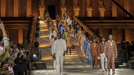 Le défilé Stefano Ricci au temple d'Hatshepsout à Louxor (9 octobre 2022) (KHALED DESOUKI / AFP)