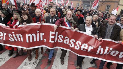 Des manifestants d&eacute;filent dans les rues de Colmar (Haut-Rhin), le 30 novembre 2014, pour protester contre la fusion de l'Alsace avec la Lorraine et la Champagne-Ardenne voisines. (MAXPPP)