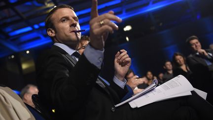 Emmanuel Macron ministre de l'Economie et de l'industrie en meeting à Paris le 9 novembre 2015. (LIONEL BONAVENTURE / AFP)