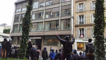 &nbsp; (Des lycéens jettent des projectiles contre le commissariat de la rue Louis Blanc à Paris © Rhonan Bourdelas)