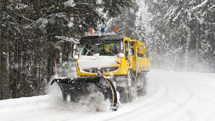 Une dameuse nettoie un route, près de Gérardmer, dans les Vosges, le 1er février 2010. (PHILIPPE SAUTIER / SIPA)