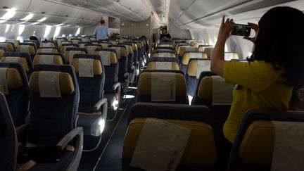 Des personnes à bord d'un&nbsp;Airbus A350XWB, à Hanoï (Viêtnam), le 22 novembre 2014. (Photo d'illustration) (HOANG DINH NAM / AFP)