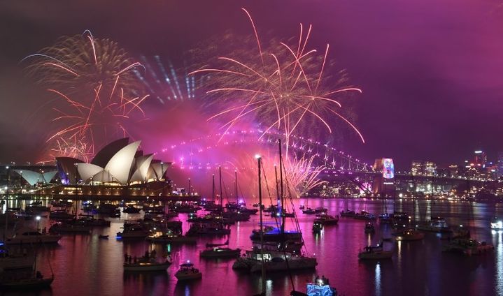 Les feux d'artifice du Nouvel An explosent au dessus de la Baie de Sydney
 (PETER PARKS / AFP)