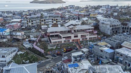 Des bâtiments endommagés à Mamoudzou  après le passage du cyclone Chido à Mayotte, le 21 décembre 2024. (PATRICK MEINHARDT / AFP)