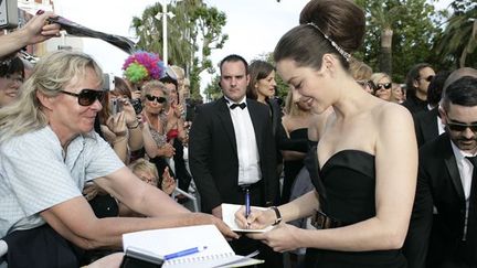 Marion Cotillard signe des autographes
 (Bernard Brun / France Télévisions)