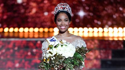 Clémence Botino le soir de son élection au titre de Miss France 2020, le 14 décembre 2019 à Marseille (Bouches-du-Rhône). (CHRISTOPHE SIMON / AFP)