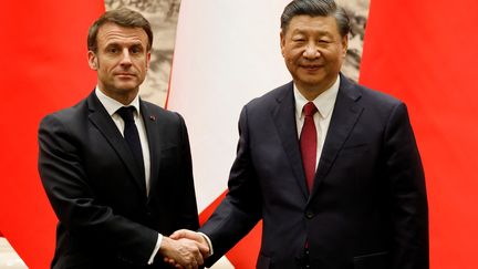 Emmanuel Macron et Xi Jinping à Pékin le 6 avril 2023 (LUDOVIC MARIN / AFP)