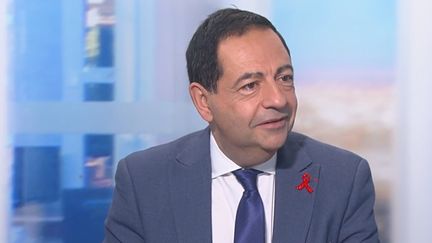 Demain, jeudi 1er décembre, ce sera la journée mondiale de lutte contre le sida. Jean-Luc Romero vit depuis trente ans avec la maladie et il est l'invité du journal de 13 heures ce mercredi 30 novembre.  (France 2)