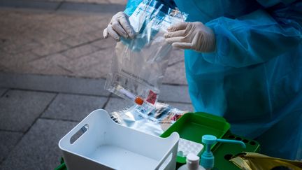 Test contre le coronavirus selon le principe du drive-in, Ile-de-France, mars 2020.&nbsp; (MICHAEL BUNEL / LE PICTORIUM / MAXPPP)