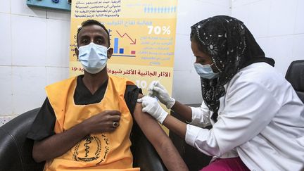 Un travailleur médical reçoit une dose du vaccin contre le Covid-19 dans un hôpital de&nbsp;Khartoum,&nbsp;au Soudan, le 9 mars 2021. (EBRAHIM HAMID / AFP)