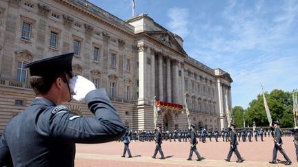 Cérémonie militaire à Buckingham Palace à Londres, le 10 juillet 2015, marquant le 75e anniversaire de la bataille d'Angleterre. Cette masure serait la plus chère du monde, si l'on en croit le site suisse bilan.ch... (REUTERS - Anthony Devlin - pool)