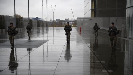 Des soldats de l'opération Sentinelle à Paris en novembre 2015. (LIONEL BONAVENTURE / AFP)