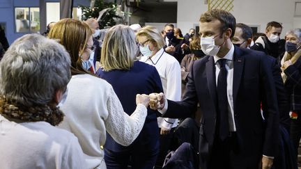 Emmanuel Macron rencontre des bénévoles associatifs, le 7 décembre 2021, à Bourges (Cher). (LUDOVIC MARIN / AFP)