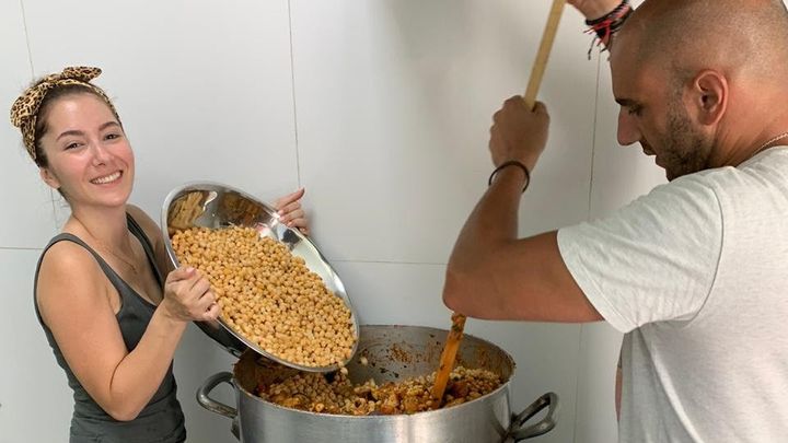 Tina et Michel, cuisiniers beyrouthins, préparent bénévolement des repas pour des familles du quartier de la Quarantaine, le 10 septembre 2020. (AURELIEN COLLY / RADIO FRANCE)