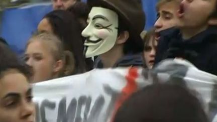 Capture d'&eacute;cran des lyc&eacute;ens manifestent place de la R&eacute;publique &agrave; Paris, le 4 novembre 2013 ( FRANCE 2 / FRANCETV INFO)