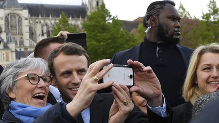 Makao (à droite) escorte Emmanuel Macron, le 26 avril 2017, à Amiens (Somme). (ERIC FEFERBERG / AFP)