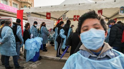 Des Tunisiens font la queue pour passer des tests Covid dans la rue du gouvernorat de l’Ariana, à 6 km de la capitale Tunis, le 8 janvier 2021.&nbsp; (CHEDLY BEN IBRAHIM / NURPHOTO)