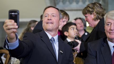 Le gouverneur du Maryland, Martin O'Malley, prend une photo apr&egrave;s la signature de la loi sur le mariage pour tous, le 1er mars 2012 &agrave; Annapolis (Maryland, Etats-Unis). (BARBARA L. SALISBURY / LANDOV / MAXPPP)