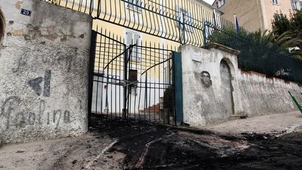 La grille d'entr&eacute;e de la sous-pr&eacute;fecture de Corte a &eacute;t&eacute; forc&eacute;e par un v&eacute;hicule qui s'est enflamm&eacute;, le 1er avril 2012. Des interpellations dans le cadre de l'enqu&ecirc;te sur cette attaque ont provoqu&eacute; des violences &agrave; Bastia dans la nuit du jeudi 30 mai 2013.&nbsp; (PASCAL POCHARD-CASABIANCA / AFP)