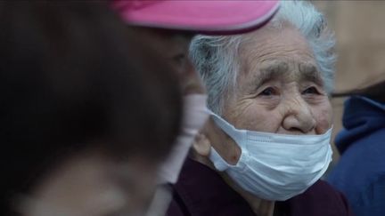 À Okinawa, au sud du Japon, les centenaires sont nombreux. La municipalité met en place des dispositifs pour accompagner au mieux les personnes âgées. (FRANCE 2)