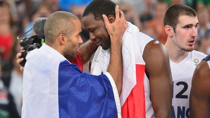 Tony Parker et Florent Pietrus célèbrent la victoire de l'EuroBasket 2013 (JURE MAKOVEC / AFP)