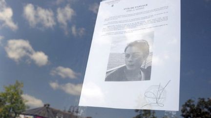 Un appel à témoin pour Anne Caudal, affiché sur la vitrine d'un commerce de Bruz (Ille-et-Vilaine), le 13 juillet 2011 (AFP / Damien Meyer)