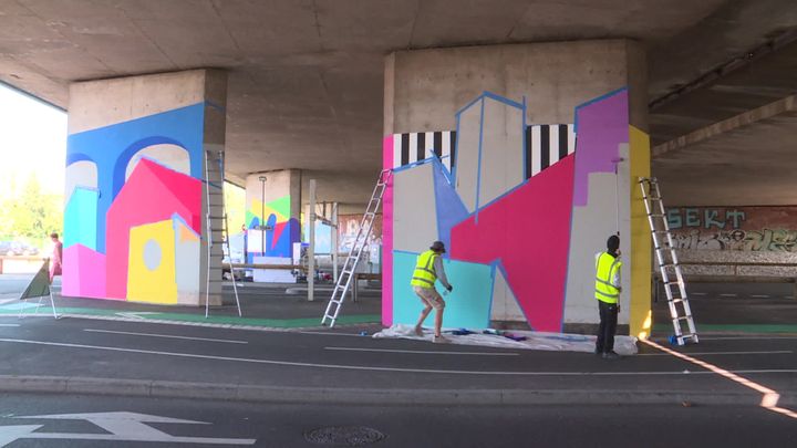 La fresque de Tim Zdey sur les&nbsp;piliers du parking relais tram de Koenigshoffenà Strasbourg. (N. Meyer / France Télévisions)