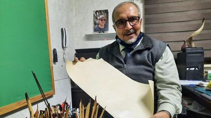 Abdallah Al Azze, maître palestinien de la calligraphie arabe, à Ramallah (29 janvier 2022). (FRÉDÉRIC MÉTÉZEAU / RADIO FRANCE)