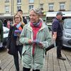 La députée sortante de la sixième circonscription du Calvados, Elisabeth Borne, distribue des tracts électoraux sur le marché de Thury-Harcourt, le 18 juin 2024. (FABIEN MAGNENOU / FRANCEINFO)