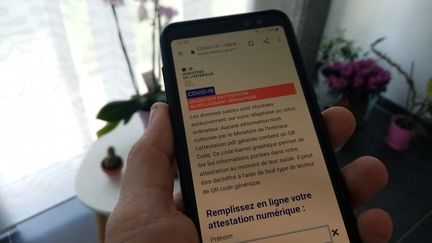 Attestation dérogatoire de déplacement sur smartphone (illustration). (CLÉMENT LHUILLIER / RADIOFRANCE)