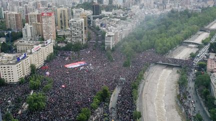 La marée humaine sur la plaza Italia, à Santiago, au Chili, vendredi 25 octobre 2019.&nbsp; (PEDRO UGARTE / AFP)