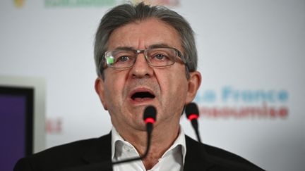 Le leader insoumis, Jean-Luc Mélenchon, lors d'une conférence de presse à Paris, le 27 mars 2023. (CHRISTOPHE ARCHAMBAULT / AFP)