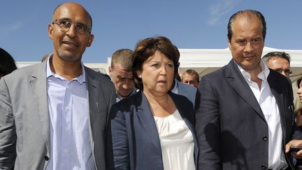 Harlem D&eacute;sir et Jean-Christophe Cambad&eacute;lis, tous deux candidats &agrave; la t&ecirc;te du PS, encadrent Martine Aubry, le 26 ao&ucirc;t 2012 &agrave; La Rochelle. (JEAN-PIERRE MULLER / AFP)