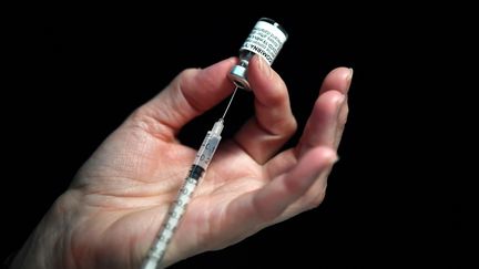  Une infirmière prépare une seringue du vaccin Pfizer-BioNtech contre le Covid-19 dans un centre de vaccination, à Garlan, dans l'ouest de la France (31 mai 2021).  (FRED TANNEAU / AFP)