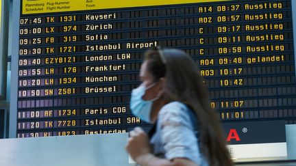 Une voyageuse à l'aéroport de Berlin (Allemagne), le 27 juillet 2020. (ANNETTE RIEDL / DPA / AFP)