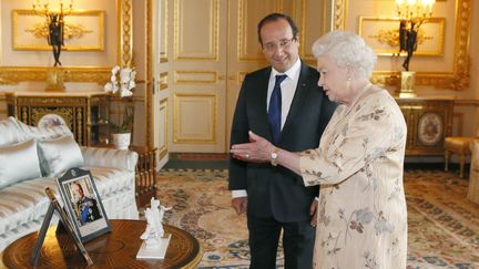 Fran&ccedil;ois Hollande est re&ccedil;u au ch&acirc;teau de Windsor par Elizabeth II mardi 10 juillet 2012. La reine a accord&eacute; un entretien priv&eacute; au nouveau pr&eacute;sident fran&ccedil;ais. (PATRICK KOVARIK / AFP)