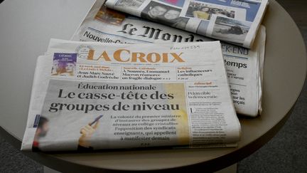 The newspaper La Croix, on a table, May 28, 2024. (MAGALI COHEN / HANS LUCAS / AFP)