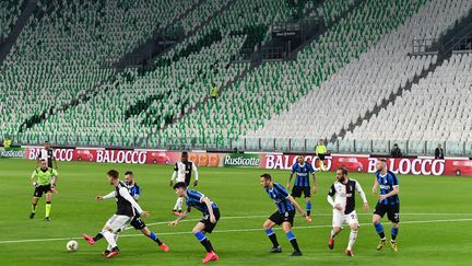 Les joueurs de l'Inter Milan et de la Juventus s'affrontent dans un stade vide en raison de la nouvelle épidémie de coronavirus, au stade de de la Juventus à Turin, le 8 mars 2020. (VINCENZO PINTO / AFP)