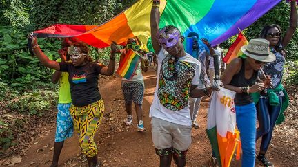 Ekifire est le terme en luganda (langue parlée en Ouganda) que le président Yoweri Museveni  a utilisé pour parler des homosexuels lors d’un rassemblement saluant l’avènement d’une loi promulguée en 2014, durcissant la répression de l'homosexualité. Avoir des relations sexuelles entre adultes de même sexe est considéré comme un délit, voire un crime, dans 77 Etats du monde. C’est ce qu’Amnesty International appelle l’homophobie d’Etat. En Afrique, où plus de trente pays disposent de lois répressives, l’homosexualité est ignorée, instrumentalisée ou stigmatisée par des gouvernements arguant que la population ne veut pas de «ces gens-là» pour des raisons culturelles. Ce serait une pratique déviante importée d’Occident, totalement étrangère au continent africain. Depuis des années, Frédéric Noy documente la vie des LGBTI dans plusieurs pays d’Afrique de l’Est où, quelle que soit la législation en vigueur, la mort sociale guette les membres de cette communauté.
  (Frédéric Noy )