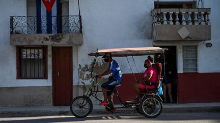 Un taxi transporte une femme à La Havane (Cuba), le 14 juillet 2021. (YAMIL LAGE / AFP)