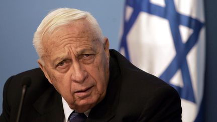 Ariel Sharon, alors chef du gouvernement isra&eacute;lien, le 16 novembre 2005 lors d'une conf&eacute;rence de presse &agrave; J&eacute;rusalem. (MENAHEM KAHANA / AFP)