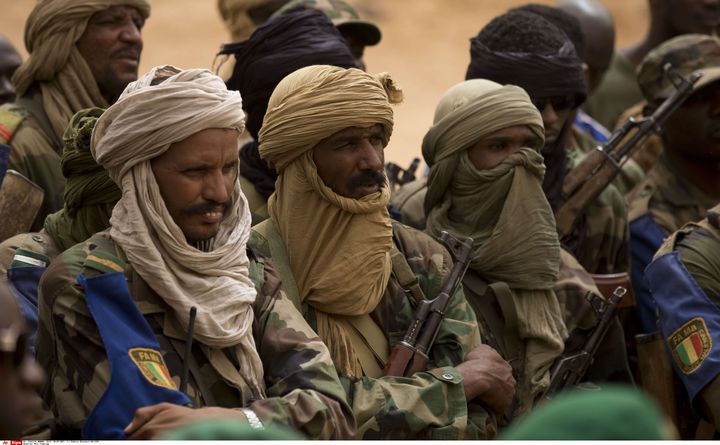 Des troupes touareg fid&egrave;les &agrave; l'arm&eacute;e malienne, lors de la visite d'un responsable de la D&eacute;fense, le 27 juillet 2013, &agrave; Kidal, dans l'extr&ecirc;me-nord du pays. (REBECCA BLACKWELL / AP / SIPA)