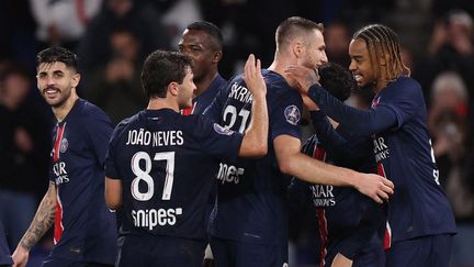 Les Parisiens célèbrent le troisième but de Bradley Barcola contre Strasbourg en Ligue 1, le 19 octobre 2024 (3-1). (FRANCK FIFE / AFP)