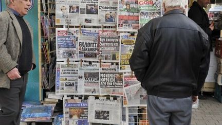 Jeudi 27 octobre, les Grecs découvrent l'accord conclu entre les banques grecques et l'Allemagne et la France. (LOUISA GOULIAMAKI / AFP)